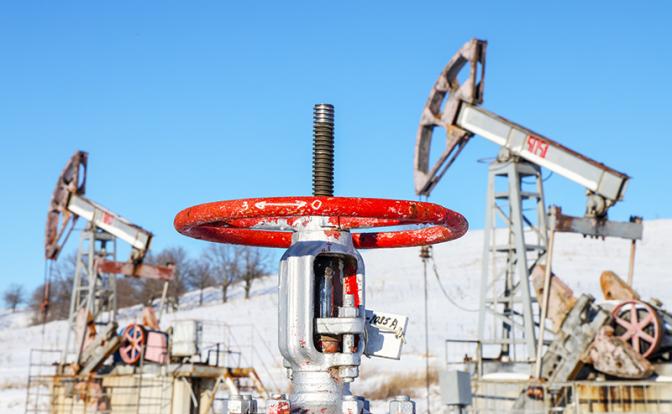 Новак сообщил о возможном сокращении добычи нефти в России
