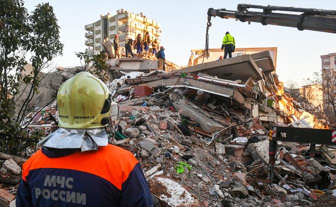 МЧС: Спасатели обнаружили в Турции тела двух россиян, в том числе ребенка