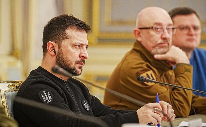На фото: президент Украины Владимир Зеленский, министр обороны Украины Алексей Резников (слева направо)