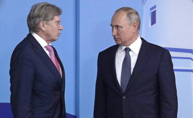 На фото (справа налево): президент РФ Владимир Путин и глава Минтранса Виталий Савельев