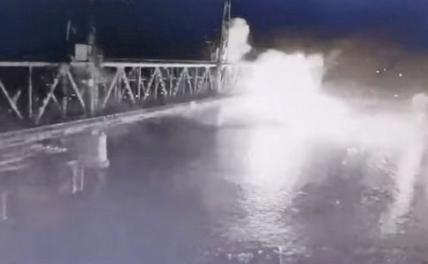На фото: мост в Затоке Одесской области после попадания надводного ударного беспилотного аппарата