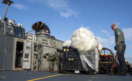 На фото: готовят материалы, найденные у побережья Миртл-Бич, Южная Каролина, в Атлантическом океане в результате падения китайского высотного воздушного шара, для транспортировки в ФБР