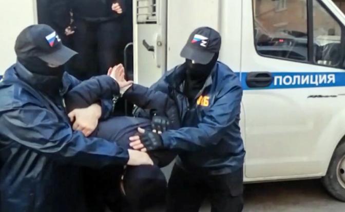 ФСБ задержала в Ростове пропагандиста полка «Азов» *
