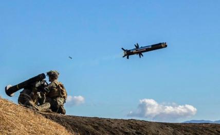 На фото: во время запуска противотанковой ракеты FGM-148 Javelin