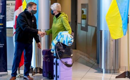 На фото: украинские беженцы по прибытию в Канаду