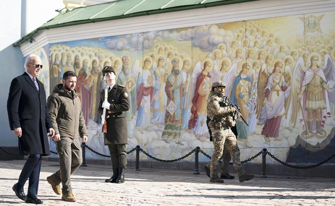 На фото: резидент США Джо Байден (слева) и президент Украины Владимир Зеленский (второй слева) во время встречи в Киеве