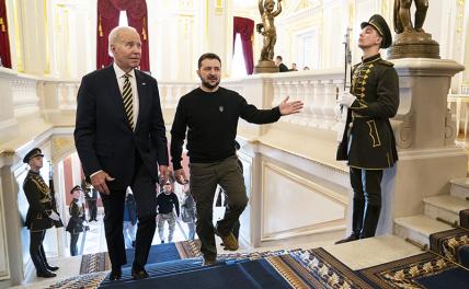 На фото: президент Украины Владимир Зеленский и президент США Джо Байден (справа налево) во время встречи в Киеве