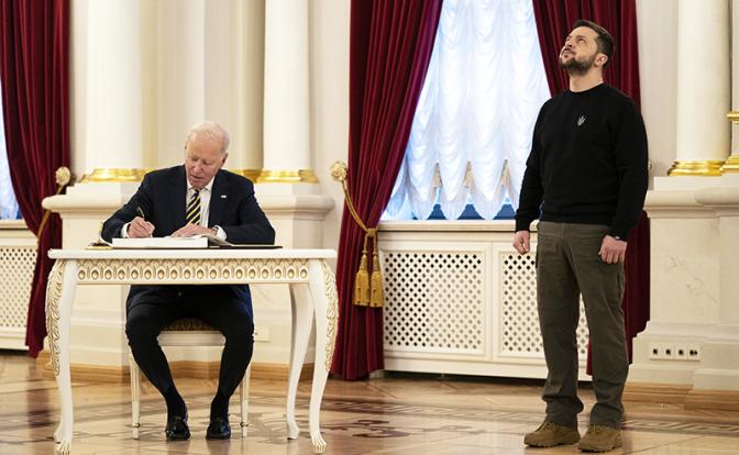 На фото: президент Украины Владимир Зеленский и президент США Джо Байден (справа налево) во время встречи в Киеве