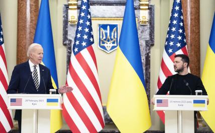 На фото: президент США Джо Байден (слева) и президент Украины Владимир Зеленский (справа).