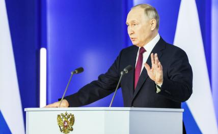 На фото: президент РФ Владимир Путин во время выступления с ежегодным посланием Федеральному собранию РФ в Гостином дворе