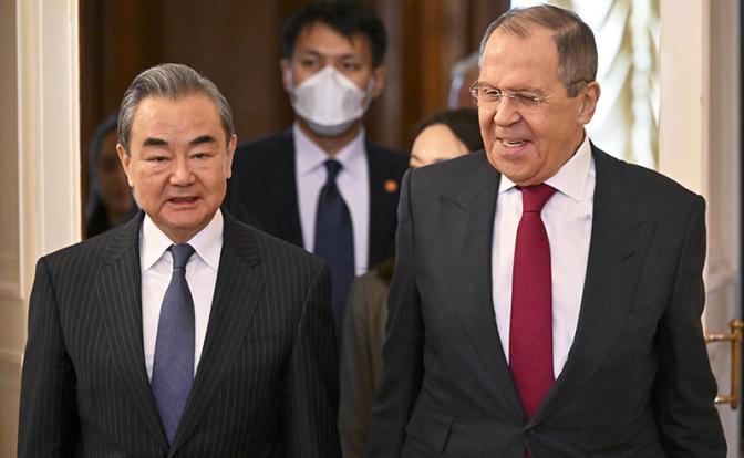 На фото: министр иностранных дел РФ Сергей Лавров и глава канцелярии комиссии по иностранным делам Центрального комитета Компартии Китая, член политбюро ЦК КПК Ван И (справа налево) во время встречи