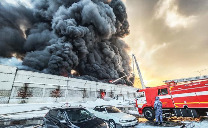 На фото: тушение пожара на складе продукции завода холодильников "Бирюса" на Свердловской улице.