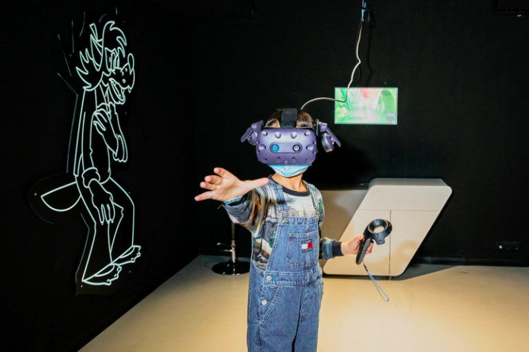 На фото: виртуальный художник