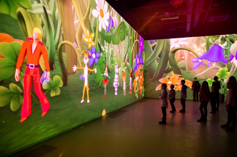 На фото: в гостях у мультгероев