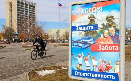 На фото: люди на Азовском проспекте в Бердянске. Запорожская область вошла в состав России по итогам референдума, который проходил 23-27 сентября 2022 года