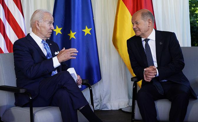 На фото: президент США Джо Байдена и канцлер Германии Олаф Шольц (слева направо)