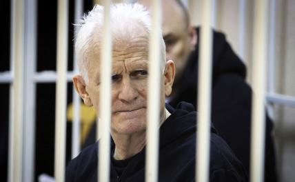 На фото: правозащитник Алесь Беляцкий