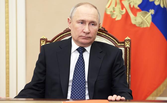 На фото: президент РФ Владимир Путин во время совещания с постоянными членами Совета безопасности РФ