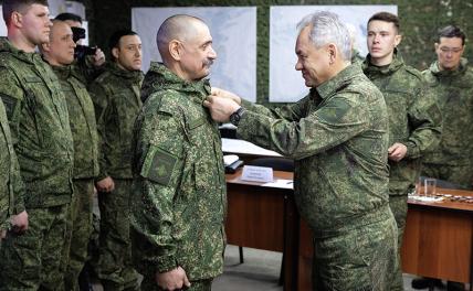 На фото: министр обороны РФ Сергей Шойгу (справа) во время инспектирования российской группировки войск "Восток" в зоне проведения спецоперации.