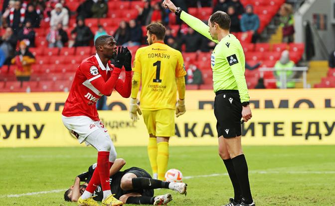 На фото: Кристофер Мартинс Перейра ("Спартак"), Егор Филипенко ("Урал"), получивший травму, вратарь Илья Помазун ("Урал") и главный судья Виталий Мешков во время матча.