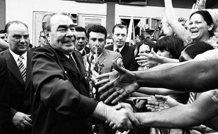 На фото: Леонид Ильич Брежнев во время встречи с рабочими Московского автомобильного завода имени И. А. Лихачева,1976 год.