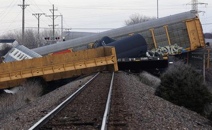 На фото: несколько вагонов поезда Norfolk Southern сошли с рельсов на железнодорожном переезде с Огайо 41 в округе Кларк, штат Огайо, в субботу, 4 марта 2023