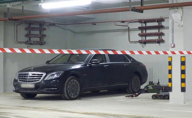 На фото: разминирование автомобиля председателя совета директоров группы компаний "Царьград" Константина Малофеева.