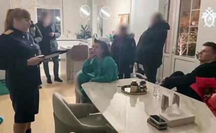 На фото: сотрудники правоохранительных органов во время обыска в доме семьи блогеров Чекалиных, которых заподозрили в неуплате налогов на 300 миллионов рублей.