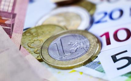 Эксперт сделал прогноз курса доллара и евро до конца марта