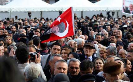 На фото: мужчина с флагом с изображением основателя Турции Мустафы Кемаля Ататюрка во время митинга в Анкаре в поддержку одного из кандидатов в президенты