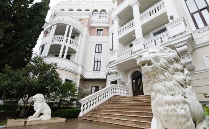 На фото: вид на здание жилого комплекса "Император", в котором находится квартира президента Украины Владимира Зеленского, на улице Батурина в поселке Ливадия. Глава Республики Крым Сергей Аксенов предложил национализировать