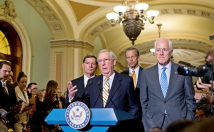 На фото (в центре): лидер меньшинства в Сенате США Митчелл МакКоннелл во время пресс-конференции