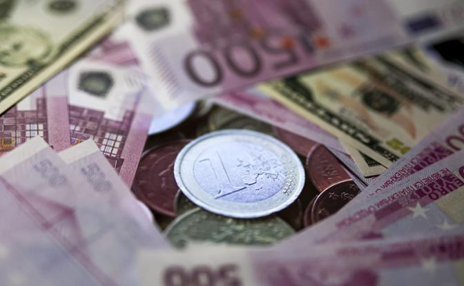 Доллар или евро? Высокая инфляция промышленной зоны ЕС не отступит