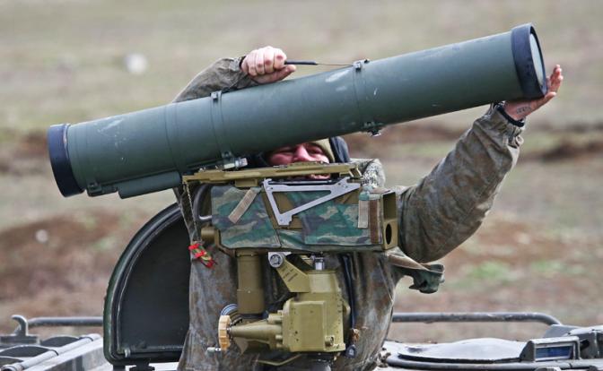 На фото: военнослужащий с противотанковым ракетным комплексом "Корнет"