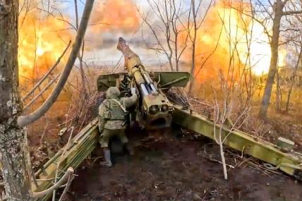 На фото: работа расчетов 152-мм пушек "Гиацинт-Б" Центрального военного округа (ЦВО) в зоне проведения специальной военной операции.