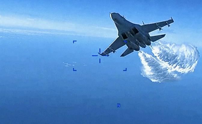 На фото: российский Су-27 приближается к задней части беспилотника MQ-9