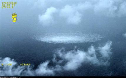 На снимке с видео, предоставленном Береговой охраной Швеции: поверхность моря на месте утечки