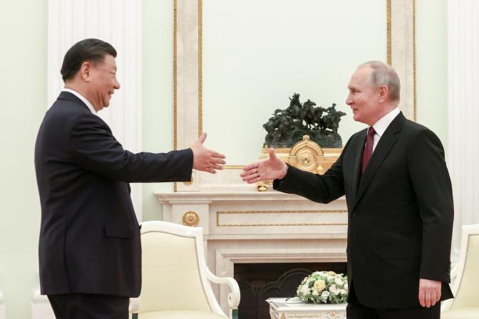 На фото: президент РФ Владимир Путин и председатель КНР Си Цзиньпин (справа налево) во время встречи в Кремле. Визит в Россию стал для Си Цзиньпина первой зарубежной поездкой после переизбрания на третий срок