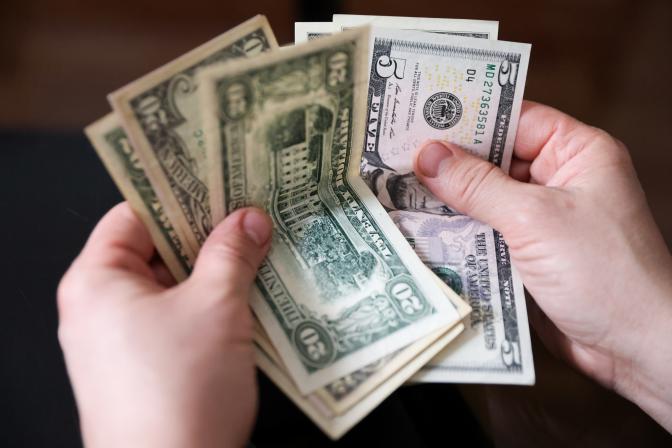 Эксперт о росте долларовых сбережений у россиян: Доверия рублю никогда и не было