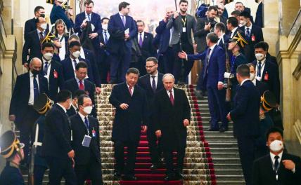 На фото: президент РФ Владимир Путин и председатель КНР Си Цзиньпин (справа налево в центре)