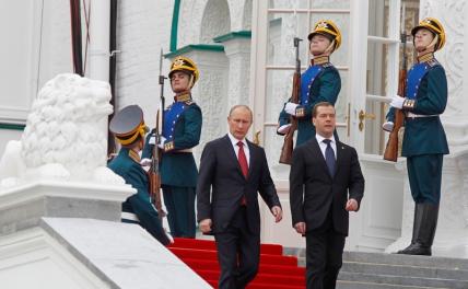 На фото (слева направо): президент РФ Владимир Путин и заместитель председателя Совета безопасности РФ, председатель партии "Единая Россия" Дмитрий Медведев