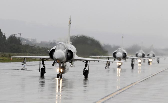 На фото: французский многоцелевой истребитель "Мираж-2000"