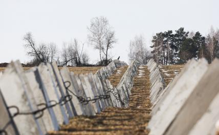 На фото: укрепленная линия на границе с Украиной.