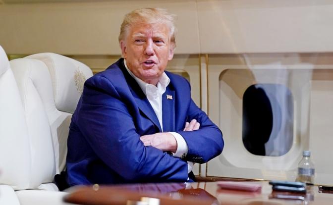 На фото: бывший президент Дональд Трамп беседует с журналистами во время полета на своем самолете