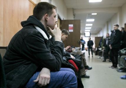 На фото: призывники в очереди перед прохождением медкомиссии в призывном пункте Чертановского военного комиссариата в Москве. Весенний призыв граждан на военную службу стартует 1 апреля и завершится 15 июля 2023 года.