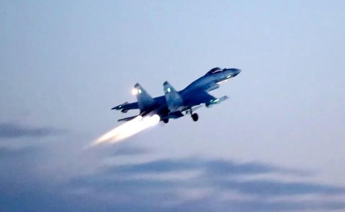 На фото: самолет Су-35