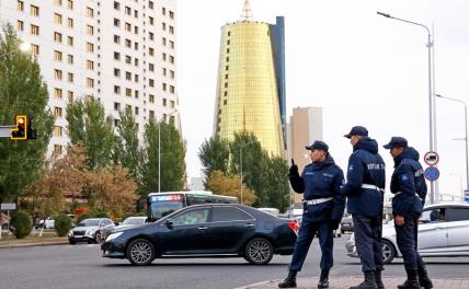 На фото: сотрудники полиции на проспекте Мангилик Ел в Астане, Казахстан