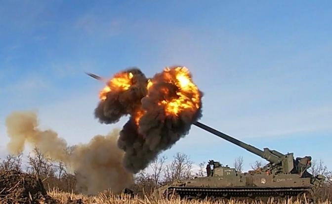На фото: боевая работа расчетов самоходных гаубиц "Мста-С" и пушек "Гиацинт-С" Центрального военного округа в зоне СВО.
