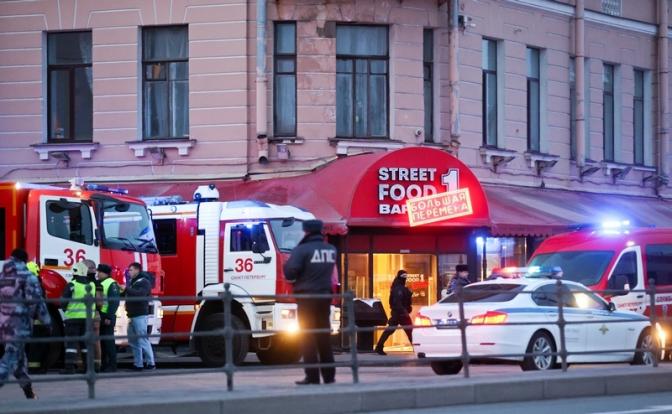 На фото: автомобили экстренных служб у кафе "Стрит-бар", где произошел взрыв, на Университетской набережной в Санкт-Петербурге