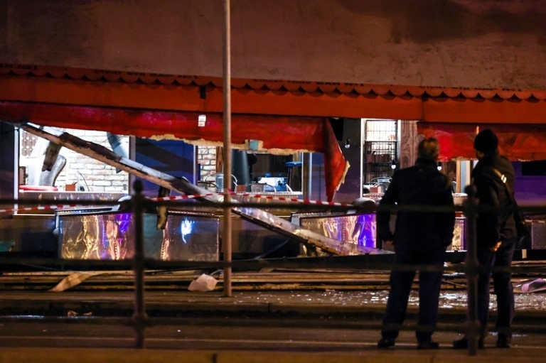 На фото: последствия взрыва в кафе "Стрит-бар" на Университетской набережной.